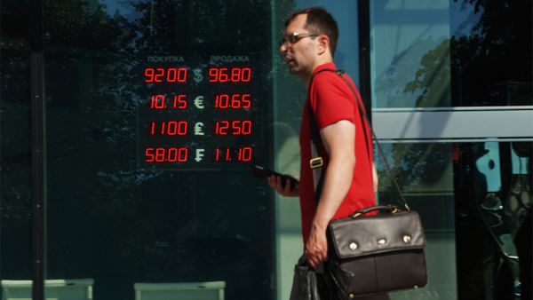 Костин предупредил о курсе доллара в 250 рублей из-за предложения МЭР