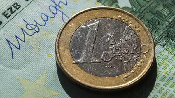 Курс евро на Мосбирже превысил 106 рублей впервые с 16 августа